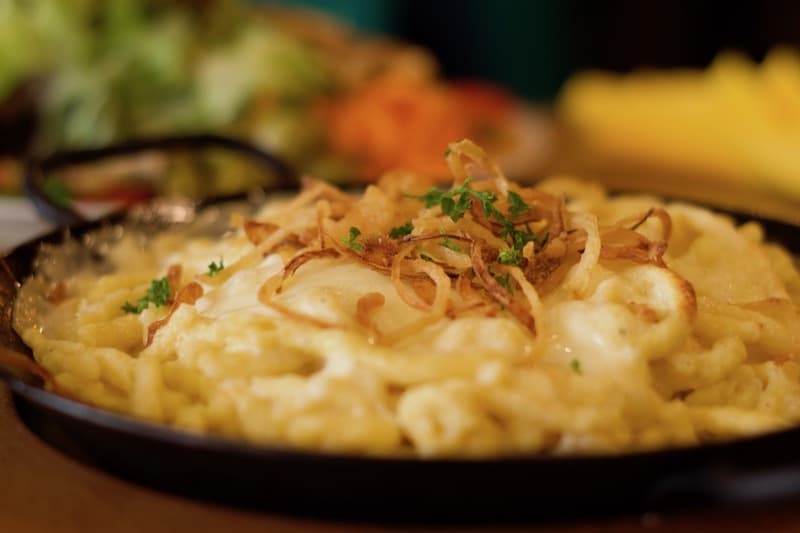 Käsespätzle mit Röstzwiebeln im Pfännle