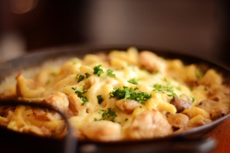 Überbackene Spätzle-Pfanne mit Hähnchenstreifen und Champignons