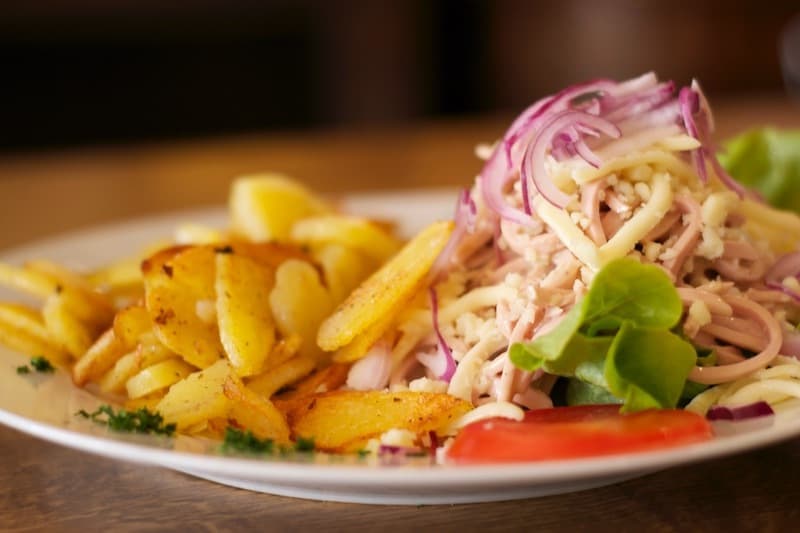 Straßburger Wurstsalat mit Brägele und roten Zwiebeln