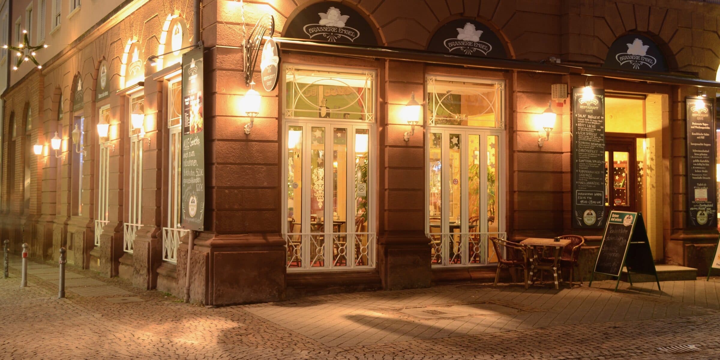 Beleuchtete Fassade der Brasserie Engel an der Hauptstraße 58 in Offenburg am Abend